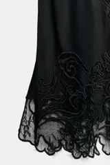 Top satinado de viscosa color negro, con escote en V, tirantes finos y detalles de bordados a tono en la parte inferior.