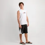 Short de baño tipo boardshort O'Neill modelo Superfreak Y2k, en combinación de colores negro, rojo y blanco, con diseño geométrico y cordón de ajuste en la cintura.