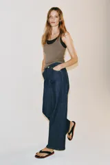 Jeans wide leg de tiro alto en color azul oscuro, con trabillas en la cintura, diseño de cinco bolsillos, nervios delanteros marcados y pespuntes a contraste. Cuenta con cierre frontal de cremallera y botón metálico.