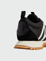 Championes Moncler modelo Pacey, de diseño deportivo en tonos beige y gris. Presentan una combinación de paneles de nylon acolchado y refuerzos de gamuza, con una suela dentada de goma en color caramelo.