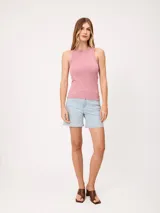 Musculosa de algodón peinado azul, confeccionada en punto sencillo con cuello redondo y diseño ajustado.