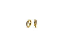 Aros de bronce bañado en oro con diseño entrelazado y una hilera de circonias engarzadas.