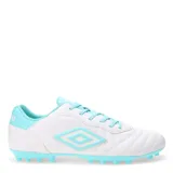 Championes de fútbol 11 Umbro modelo Touch AT, color negro con detalles en naranja vibrante. Presentan el logo de la marca en el lateral y una suela con tapones diseñada para césped natural.