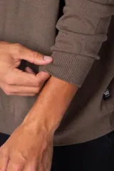 Sweater marrón de hilo con cuello alto tipo polera y mangas largas.