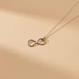Collar de plata 925 con dije en forma de símbolo de infinito con diseño de textura trenzada.