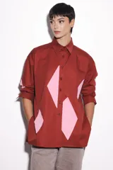 Camisa bordó de corte regular con detalles de rombos rosados en el frente y en los codos. Confeccionada en poplin.