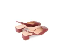 Zapato slingback de cuero color bordó, con punta cuadrada, escote en V y pulsera trasera con elástico. Tiene un taco bajo cuadrado forrado en cuero.