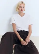 Camiseta básica de algodón regenerativo color blanco, con cuello en V y manga corta de corte regular fit.