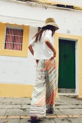 Camiseta blanca de manga corta y cuello redondo, confeccionada en hilatura de algodón con detalle de aplicación de encaje a tono en las mangas y los laterales.