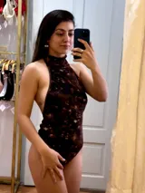 Body reversible de cuello alto y espalda descubierta, confeccionado con tejido de lycra elastizada de calce entallado, con un estampado abstracto en tonos oscuros y marrones.