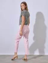 Pantalón de vestir verde esmeralda, de corte recto, con bolsillos laterales y traseros.