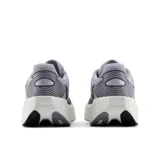 Championes de running New Balance FuelCell Rebel v5, color lila con entresuela blanca y detalles en morado. Diseño aerodinámico de malla transpirable con la característica 'N' en el lateral y tecnología de amortiguación FuelCell.