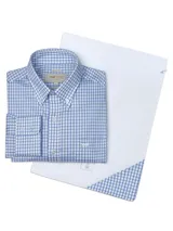Camisa de manga larga de popelina de algodón RKF, con diseño a cuadros en tonos de azul sobre base blanca, cuello con botones y bolsillo en el pecho con logo bordado.