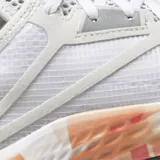 Championes de running Reebok Flashfilm 3, color blanco con detalles en naranja y rojo en la entresuela. Presentan tecnología Flashfilm para mayor retorno de energía, con capellada de malla transpirable y suela de goma.