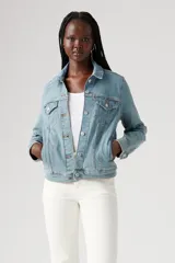 Campera de jean celeste, marca Levi's, modelo Trucker. Corte recto, cuello de punta, botones metálicos, bolsillos en el pecho con solapa y bolsillos laterales.