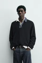 Polo de punto color azul marino, de calce relajado y manga larga. Presenta un cuello solapa de tejido denim en contraste con una abertura frontal en forma de V.