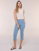 Pantalón capri tipo jegging de denim azul claro, marca Ruby Rd, con pretina ancha elastizada, bolsillos delanteros simulados y bolsillos traseros aplicados.