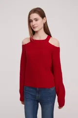 Sweater rojo de tejido de punto con cuello redondo y manga larga con hombros descubiertos.