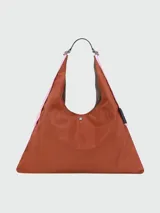 Bolso tipo hobo de gran tamaño en color verde, con detalles laterales en naranja y correa de hombro integrada. Presenta un diseño minimalista con cierre de botón a presión.