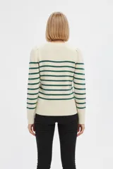 Sweater acrílico con diseño de rayas horizontales verdes sobre base blanca, cuello redondo y mangas largas con fruncido en los hombros.