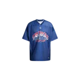Camiseta Adidas de estilo deportivo, color azul marino, con cuello en V y diseño de malla perforada. Presenta un estampado gráfico frontal con superposición de logotipos de Adidas en tonos rojos y blancos.
