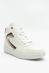 Zapatillas tipo botita color blanco de símil cuero con plataforma de 4cm, detalles metálicos y estampado animal print.