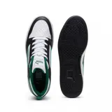 Championes Puma Rebound V6 Low, de diseño urbano con combinación de colores blanco, negro y verde. Presentan una silueta de corte bajo, con paneles laterales perforados para mayor ventilación y la icónica franja lateral de la marca en contraste.