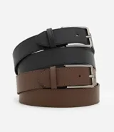 Kit de dos cinturones de cuero liso, uno negro y otro marrón, con hebilla metálica plateada y doble trabilla.