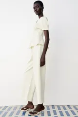 Pantalón de tiro medio y corte ancho, confeccionado en hilatura de algodón, con cintura elástica.