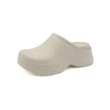 Zueco negro de goma con plataforma y diseño anatómico.