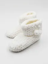 Pantuflas tipo bota color blanco con interior de felpa y detalle de moño y pompón.