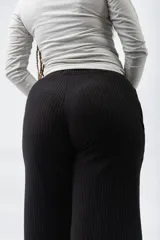 Pantalón palazzo de punto acanalado color blanco, con cintura elástica y bolsillos laterales.