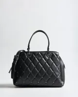 Cartera de símil cuero negro con diseño matelassé romboidal y tachas metálicas plateadas. Cuenta con dos asas de mano, correa bandolera regulable y desmontable, compartimento central con cierre y herrajes plateados con logo XL.