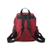 Mochila de nylon color bordó con tapa y broche metálico. Tiene apertura superior con broche, bolsillos internos, bolsillo con cierre metálico al frente y laterales. Incluye asas rígidas de mano y correas regulables para colgar en la espalda.