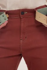 Pantalón de lino color beige, de corte recto y tiro medio, con bolsillos laterales y detalles de costuras visibles.