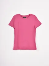 Remera básica de manga corta y cuello redondo, color fucsia vibrante.