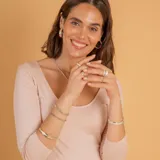 Anillo de diseño circular con el símbolo de la psicología en relieve, elaborado en una combinación de plata 925 y oro 18k.