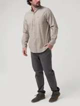 Camisa de franela de algodón orgánico para hombre, con cuello de botón y estampado a cuadros en tonos beige, azul, verde y rojo. Presenta un bolsillo en el pecho con el logo de la marca bordado.