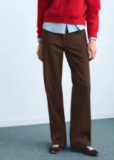 Jeans de corte recto y tiro medio color marrón, confeccionados en algodón.