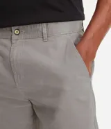 Bermuda de sarga color blanco, de corte recto y diseño básico con bolsillos laterales y traseros.