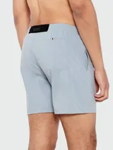 Short de baño Boss color celeste con cintura elástica ajustable mediante cordón, bolsillos laterales y etiqueta con logo de la marca en la parte inferior.