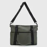 Tote bag de diseño utilitario en color verde oliva, con detalles en negro. Cuenta con compartimento principal con cierre, bolsillo frontal con cierre, asas de mano reforzadas y correa ajustable extraíble para llevar al hombro. Incluye logo de la marca estampado en el frente.
