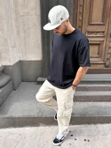 Remera negra de algodón, corte oversize y mangas cortas.
