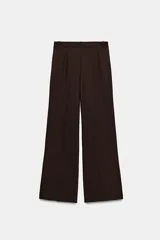 Pantalón de corte recto y tiro medio, confeccionado en tejido con viscosa. Presenta cintura con trabillas, cierre frontal con cremallera, botón interior y ganchos metálicos ocultos.