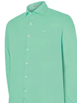 Camisa de manga larga RKF en color verde menta, confeccionada en algodón orgánico con tecnología Fresh Technology. Presenta cuello italiano, cierre frontal con botones y logo de la marca bordado en el pecho.