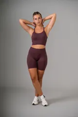 Short deportivo color marrón, de tiro alto y corte ajustado.