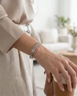 Pulsera esclava de acero inoxidable con diseño de eslabones planos entrelazados.
