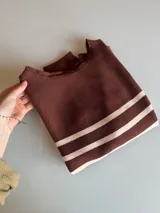 Sweater de tejido de punto con diseño de rayas horizontales en color marrón y crema, con escote redondo a la base y mangas largas.