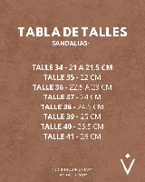 Sandalia de cuero vacuno color negro, con taco ancho de 7 cm y plataforma de 2 cm. Diseño de punta cuadrada, con tira ancha en el empeine y tira ajustable con hebilla en el tobillo.