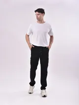 Pantalón cargo negro con cintura elástica ajustable con cordón, bolsillos laterales y traseros con solapa.
